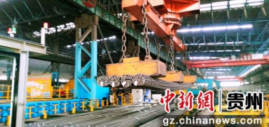 圖為焊好的標牌被行車(chē)吊走裝車(chē)。